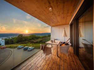 einen Balkon mit einem Schreibtisch und Blick auf eine Straße in der Unterkunft Mosel Sky Lounge with loggia & panoramic view in Kenn