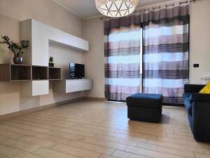 Una televisión o centro de entretenimiento en Siracusa Suite, AC + Wi-Fi + Free Private Parking