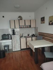 - une cuisine avec une table et un comptoir dans l'établissement Tilia2, à Mirijevo