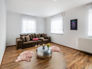 sala de estar con sofá y mesa en Holiday home in Mahlberg in the Ortenau district, en Mahlberg