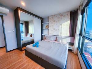 a bedroom with a large bed and a large window at 泰国芭提雅无边游泳池精装修公寓临近大海两卧室 in Pattaya Central +30 photos