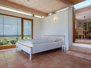 uma cama num quarto com uma grande janela em Holiday apartment holidays in the Erletal em Endingen