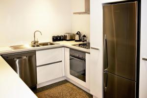 A kitchen or kitchenette at Apartments on Upton
