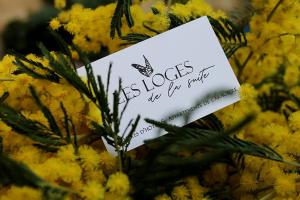 un cartel en un ramo de flores amarillas en Les loges de la suite, en Prades