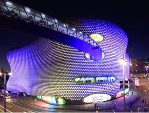 un edificio illuminato di blu di notte di HEART of Birmingham-City Centre a Birmingham