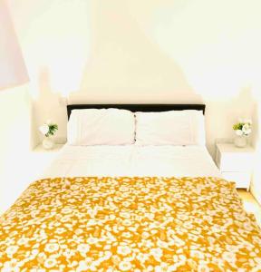 una camera da letto con un grande letto con un copriletto floreale di HEART of Birmingham-City Centre a Birmingham