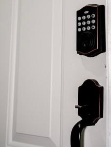 une porte munie d'une caméra de sécurité. dans l'établissement Casa del sol, à San José del Cabo
