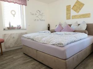 Un dormitorio con una cama grande con almohadas. en Detached holiday home in an idyllic quiet location, en Kleinwinklarn