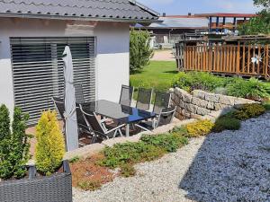 eine Terrasse mit einem Tisch und Stühlen im Garten in der Unterkunft Detached holiday home in an idyllic quiet location in Kleinwinklarn