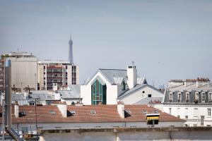 uitzicht op een stad met daken en gebouwen bij Charmant studio tout confort in Parijs
