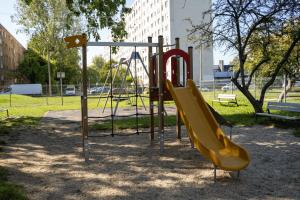 een speeltuin met glijbaan in een park bij Comfort 28 Parkside Comfort in Miskolc