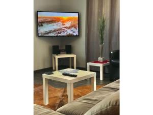 A television and/or entertainment centre at Holiday apartment Erlebnisrhoen
