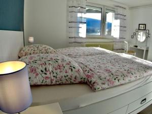 Un pat sau paturi într-o cameră la Holiday apartment Erlebnisrhoen