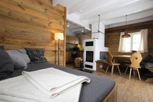 1 dormitorio con cama, escritorio y cocina en Holiday homes in the Schierke Harzresort Schierke, en Schierke