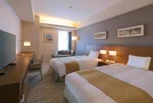 相模原市にある小田急ホテルセンチュリー相模大野のベッド2台、薄型テレビが備わるホテルルームです。