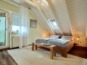 - une chambre avec un lit et une table dans l'établissement Holiday apartment Refugium Bühl, 