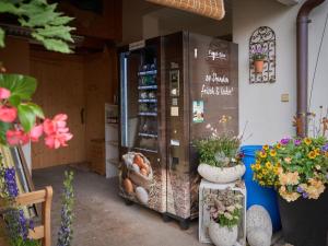 Cette chambre comprend un réfrigérateur ainsi que des plantes et des fleurs. dans l'établissement Holiday apartment Refugium Bühl, 