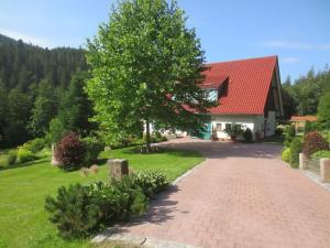 dom z drzewem i ceglanym podjazdem w obiekcie Holiday home Tauchert w mieście Schönmünzach