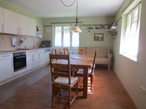 kuchnia i jadalnia ze stołem i krzesłami w obiekcie Holiday home Tauchert w mieście Schönmünzach