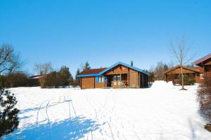 a log cabin in the snow with a yard at Holiday homes Lauterd rfle Hayingen in Hayingen