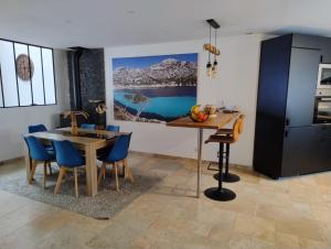 a kitchen and dining room with a table and chairs at The Cosy House - votre havre de paix avec jardin privé in Lisses +6 photos