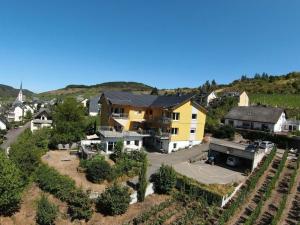 una vista aérea de una casa grande con patio en SonnenHof holiday apartment 4, en Enkirch