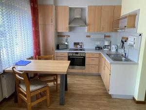 cocina con mesa de madera, mesa y sillas en SonnenHof holiday apartment 4, en Enkirch