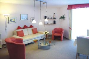 un soggiorno con divano e 2 sedie di Apartment in Cuxhaven with community pool a Cuxhaven