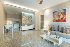 ein Wohnzimmer mit einem Sofa und einem Tisch in der Unterkunft Nereids Apartments in Sitia