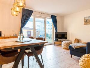 ein Wohnzimmer mit einem Esstisch und einem Sofa in der Unterkunft Holiday apartment coastal love in Wustrow