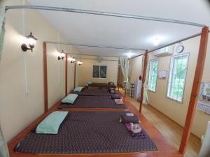 Cette chambre comprend une rangée de lits. dans l'établissement AiOonHomestay, à Ban Bang Bao