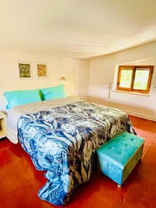 ein Schlafzimmer mit einem großen Bett mit blauer Decke in der Unterkunft Lovely Turano in Valle Verde