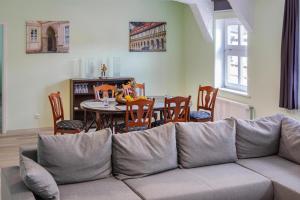ein Wohnzimmer mit einem Sofa und einem Tisch in der Unterkunft Apartment Schlossblick Wernigerode in Wernigerode