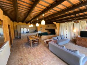 uma sala de estar com um sofá e uma mesa em Yeguada Senillosa - Turismo Rural em Castelló d'Empúries