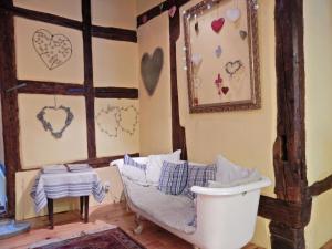 una habitación con sofá y corazones en la pared en An apartment in a 17th century wine grower s house, en Riquewihr