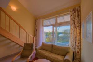 uma sala de estar com um sofá e uma grande janela em Apartment in Granzow near the lake em Mirow