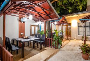 烏庫哈斯的住宿－Palm Oasis at Ukulhas，户外用餐室配有桌椅