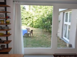 een open deur naar een tuin met een tafel bij Modern Bungalow in Blowatz near Sea in Blowatz