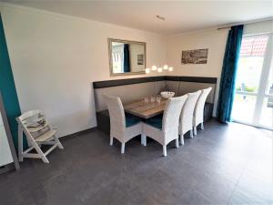 ein Esszimmer mit einem Tisch und Stühlen in der Unterkunft Cozy Holiday Home in Rerik with Terrace in Neu Gaarz