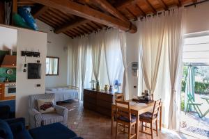 - un salon avec une table et une chambre dans l'établissement Casa le Capanne, à Greve in Chianti