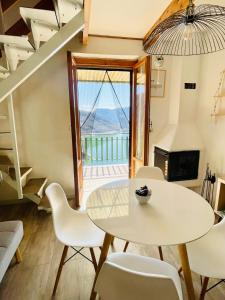 ein Esszimmer mit einem Tisch, Stühlen und einem Kamin in der Unterkunft Lovely Turano in Valle Verde