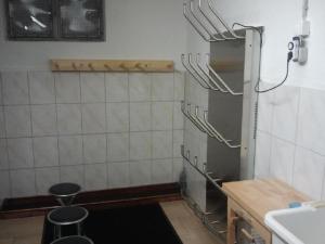 una cocina con encimera y algunos taburetes en ella en Ferienwohnung Rainer, en Leogang