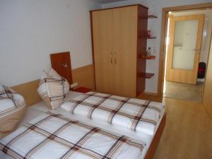 1 dormitorio con 2 camas y armario en Ferienwohnung Rainer, en Leogang