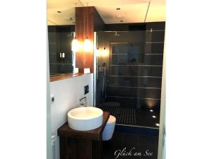 Bilik mandi di Apartment at the lake in Bad Malente +32 gambar