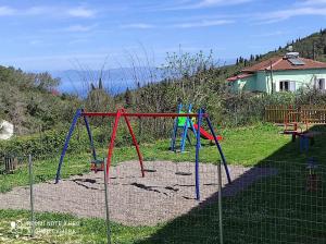 einen Spielplatz mit bunten Schaukeln im Hof in der Unterkunft Aglaia House in Korfu-Stadt