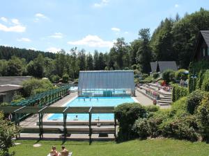een groot zwembad met een gebouw op de achtergrond bij Holiday apartment in Annaberg-Buchholz