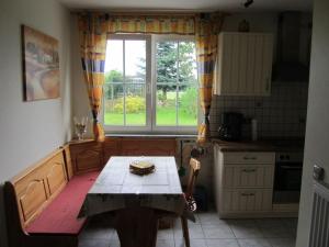 eine Küche mit einem Tisch vor einem Fenster in der Unterkunft Lovely apartment in Monschau in Monschau