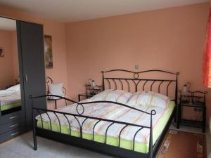 um quarto com uma cama e um espelho em Lovely apartment in Monschau em Monschau