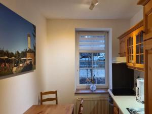 een keuken met een tafel en een raam in een keuken bij Holiday apartment in Annaberg-Buchholz