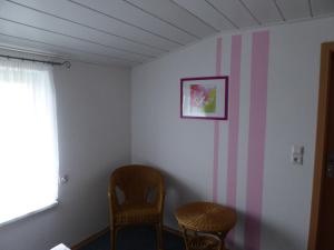 esquina de una habitación con 2 sillas y una ventana en Lovely Holiday Home in Bastorf Germany with Garden en Zweedorf